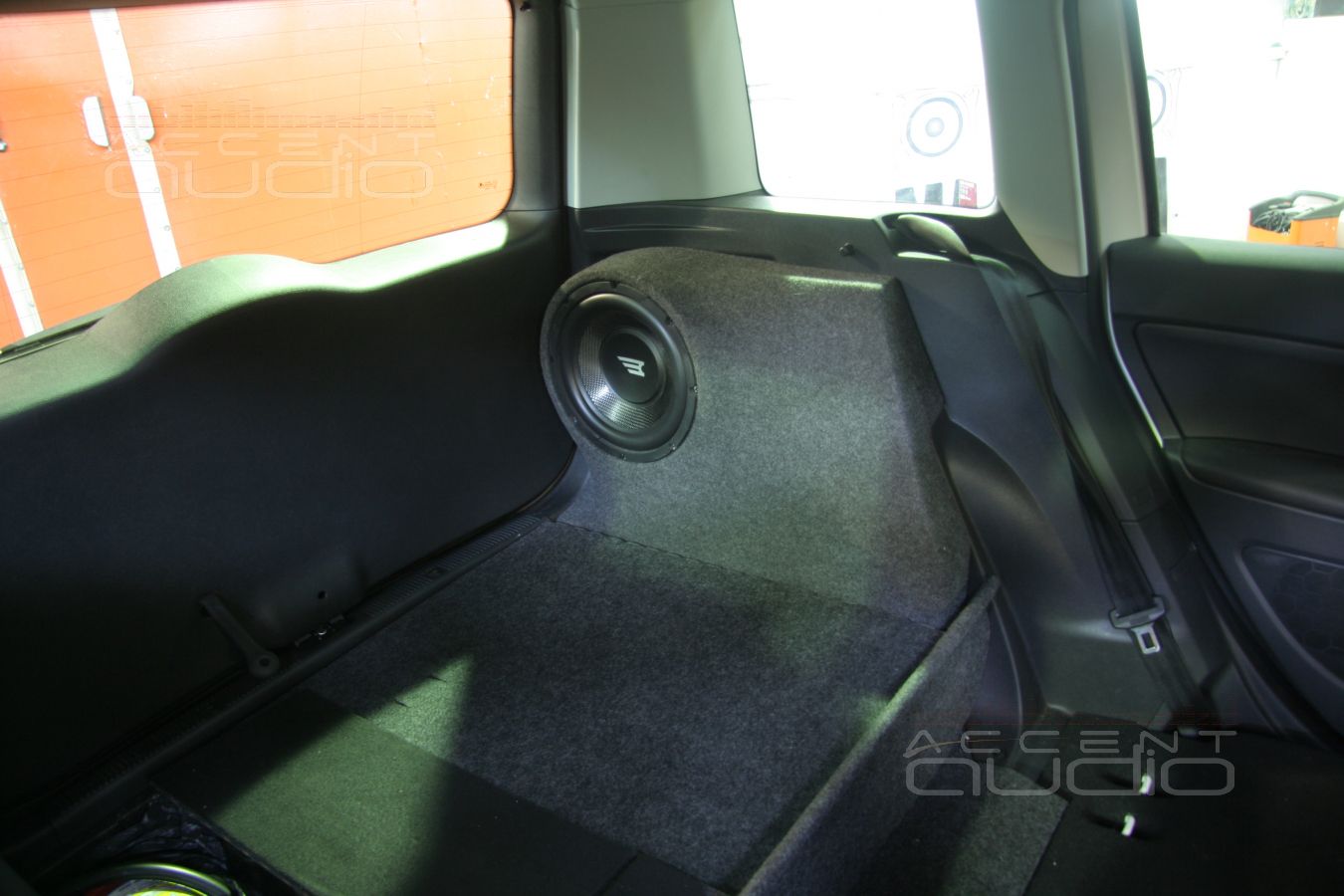 Изготовление и установка сабвуфера стелс в Skoda Yeti