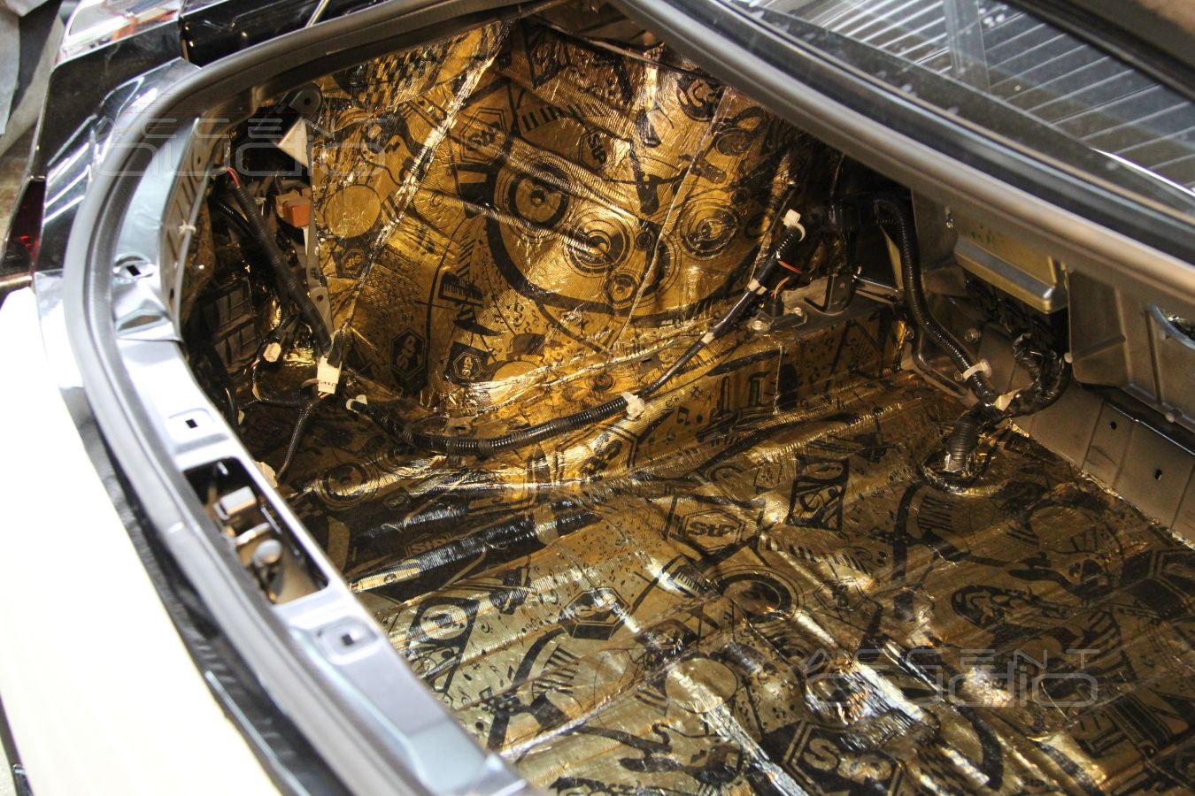 Шумоизоляция пола и багажного отсека Nissan GT-R в 2 слоя