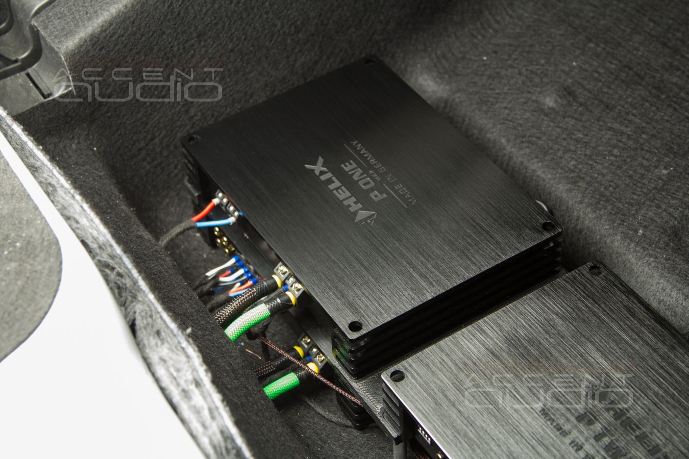 Решение: заводской и скрытый монтаж усилителей Helix в Mercedes GLE 2023