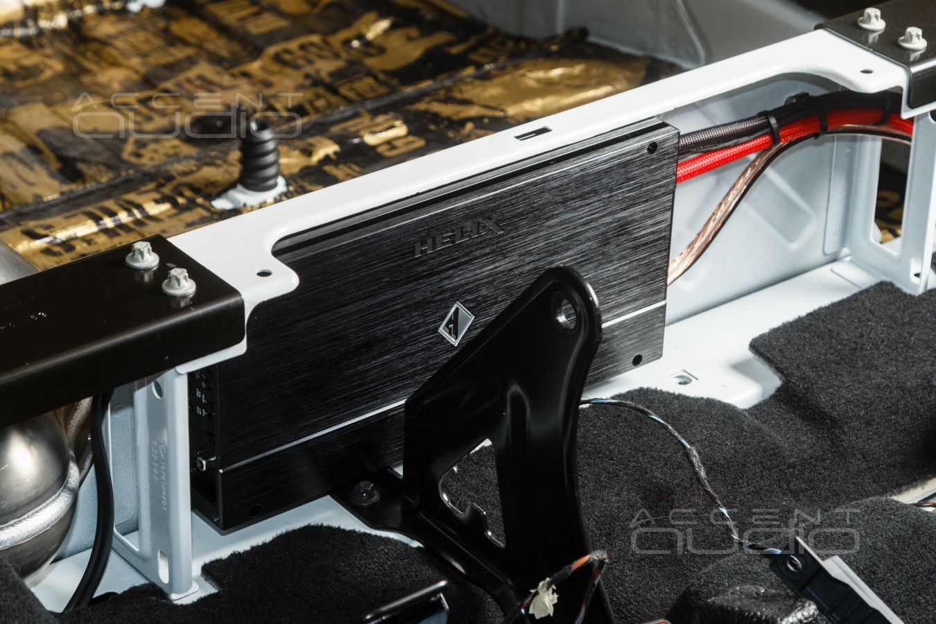 Скрытый, штатный монтаж усилителей Helix в Mercedes GLE