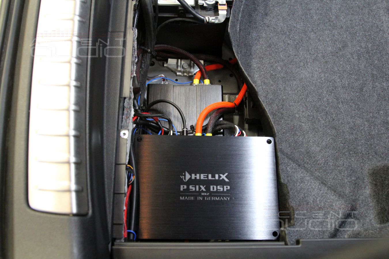 Усилители в BMW X6 можно разместить компактно !