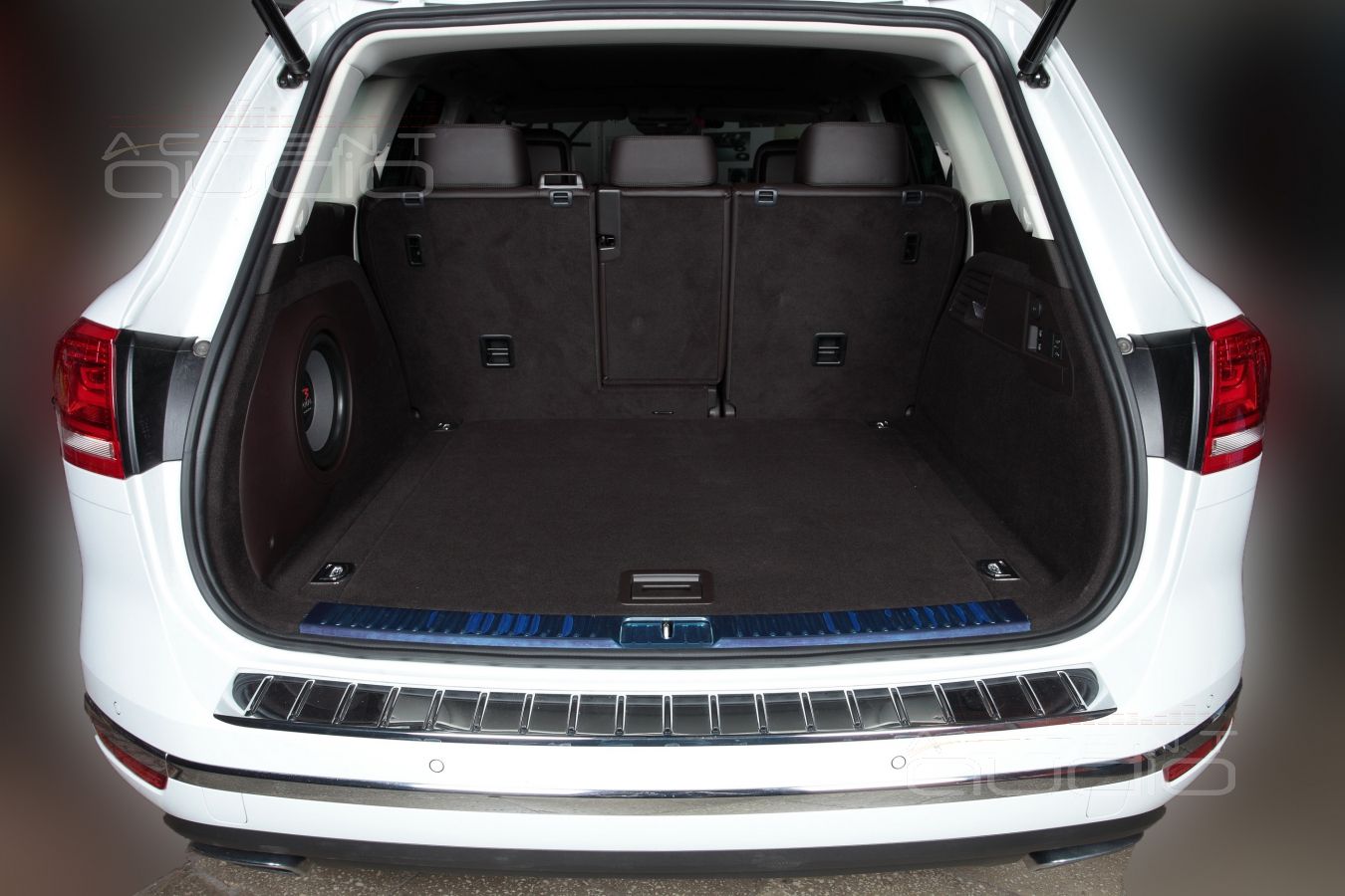 Сабвуфер стелс, встроенный в крыло Volkswagen Touareg NF