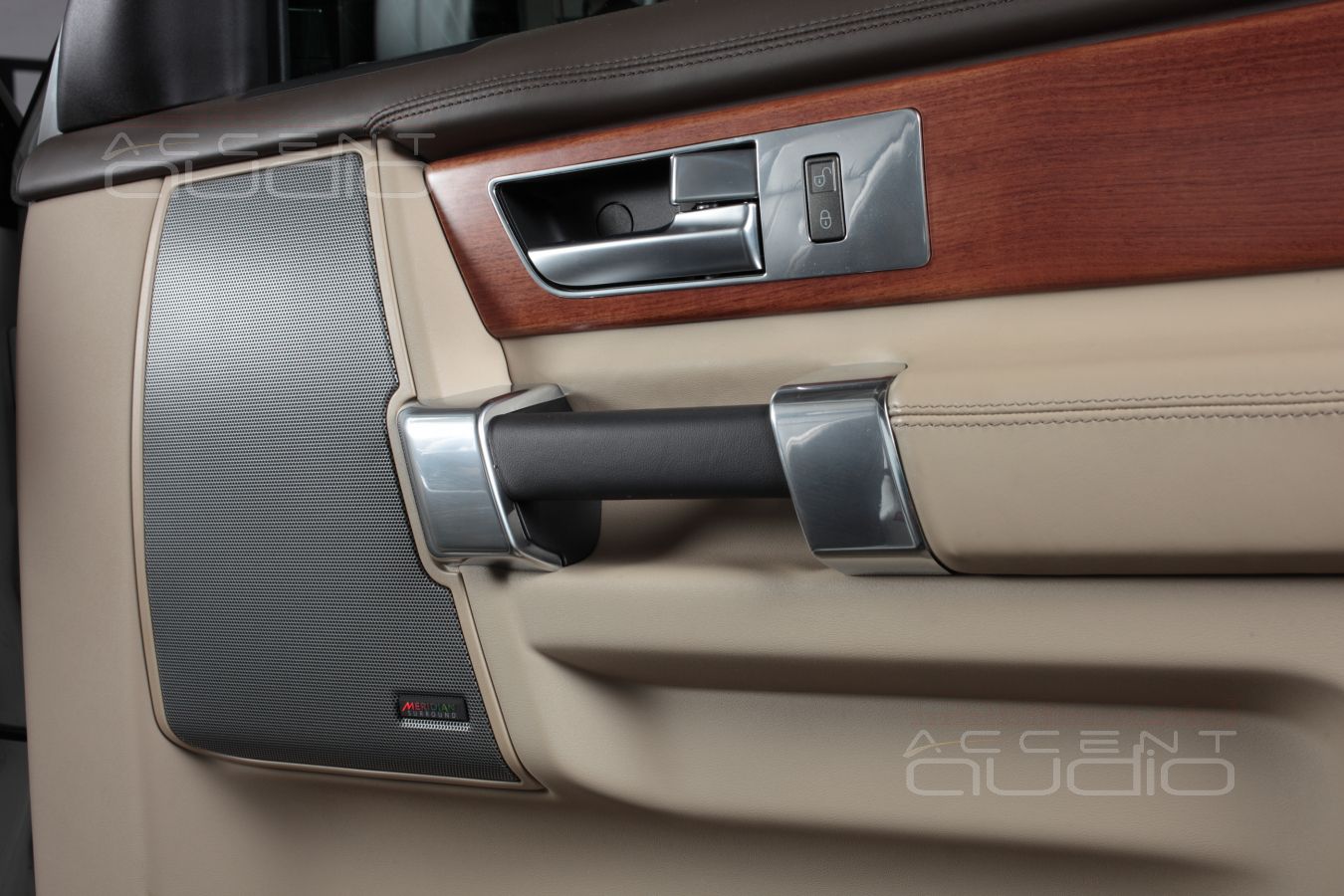 Установка акустики в Range Rover Discovery: мидбас Focal KRX