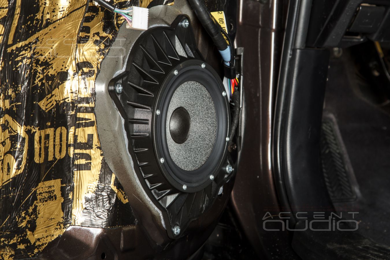 Комплект из двух подиумов для установки 165 мм мидбасовых излучателей в Lexus GX460 2019-2023.