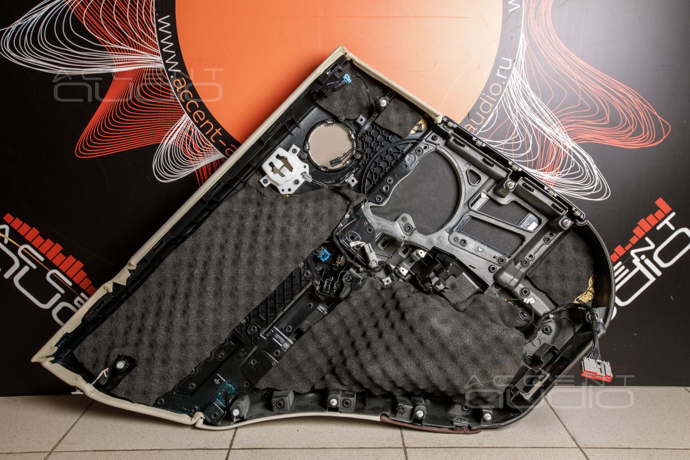 Аудиоподготовка задних дверей RangeRover и установка акустики Morel