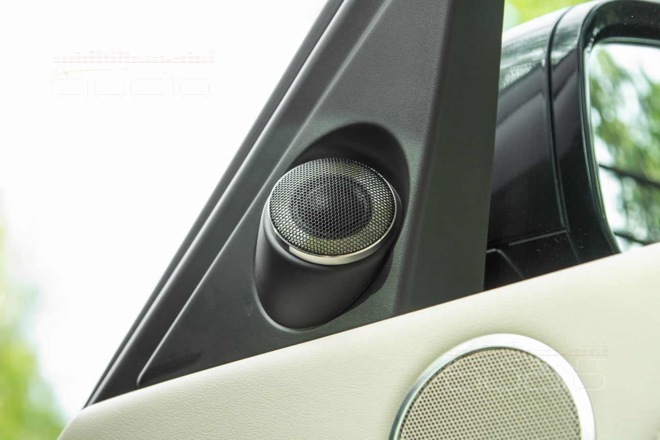 Новые высокочастотные излучатели Brax ML1 в интерьере Range Rover