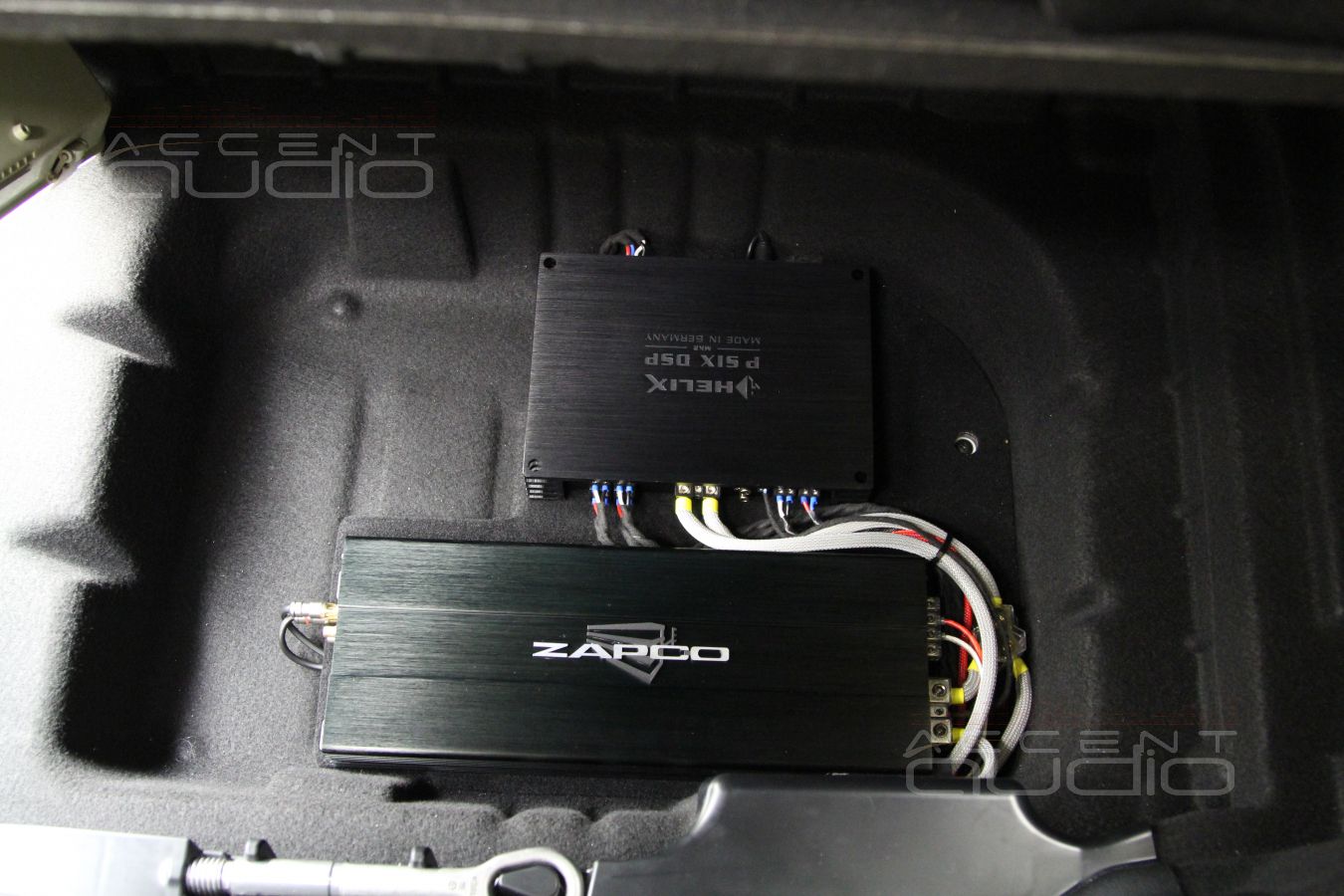 Скрытая интеграция усилителей Helix и Zapco в Mercedes-Benz E200