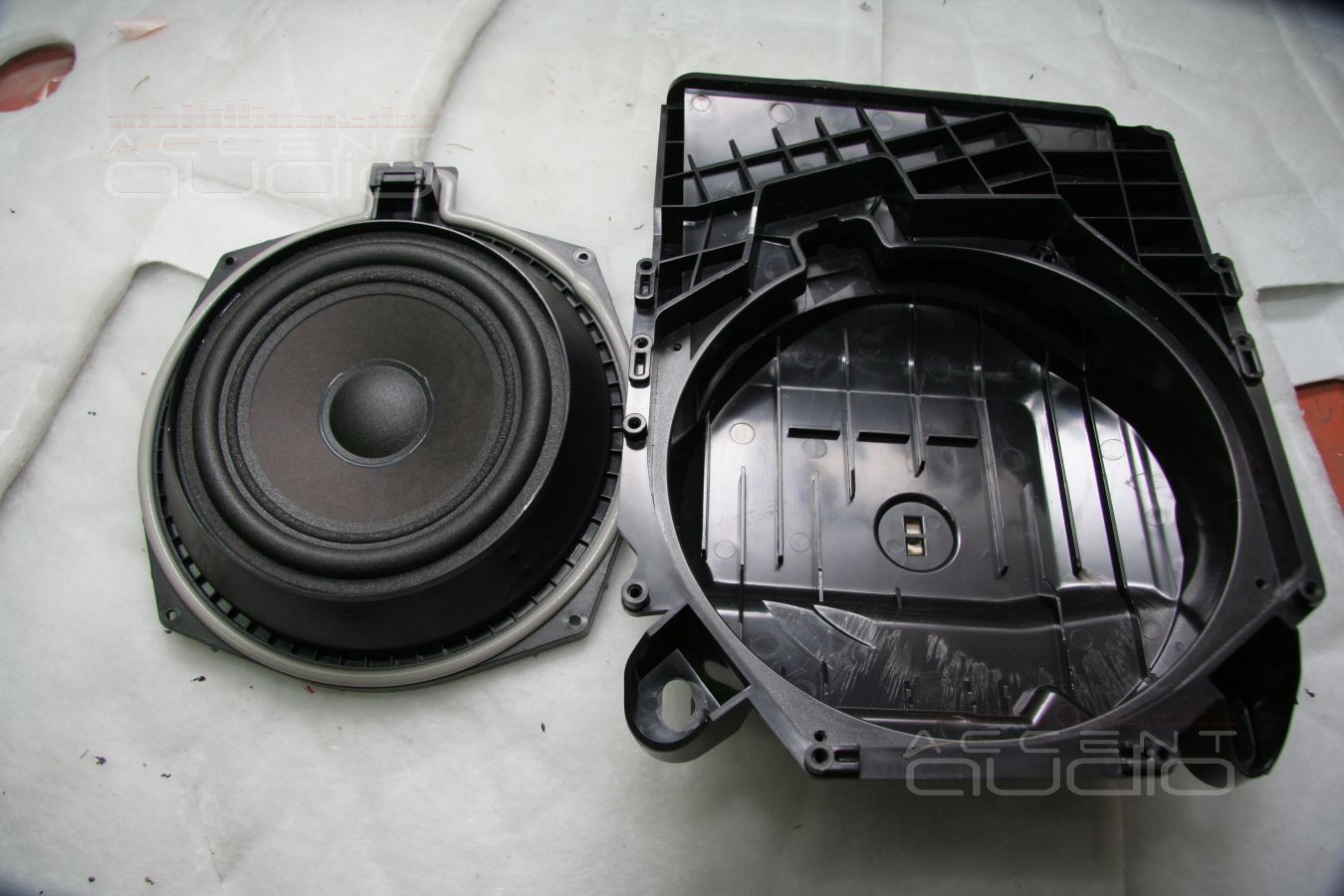 Ненапольные мидбасы Eton в штатных местах BMW X1