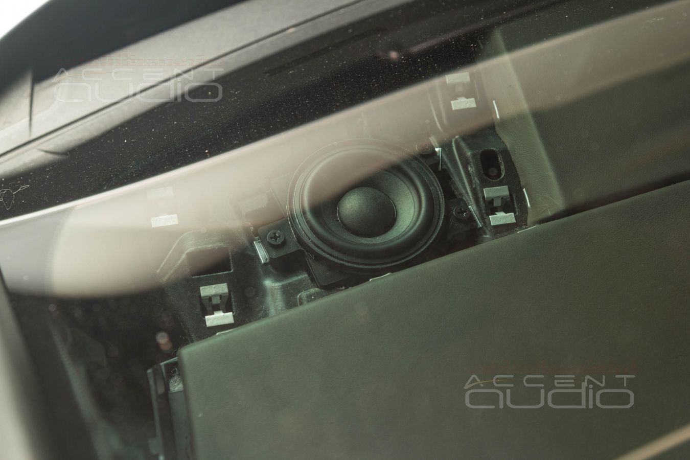 Сложный выбор и оригинальный монтаж СЧ динамиков в Porsche Macan