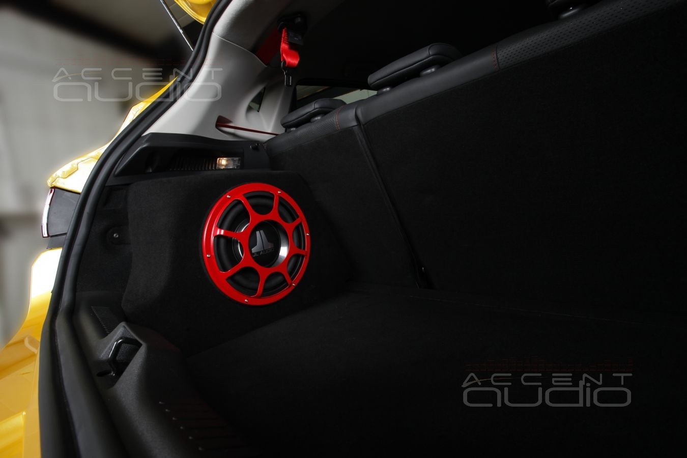 Сабвуфер стелс в Renault Clio RS Sport