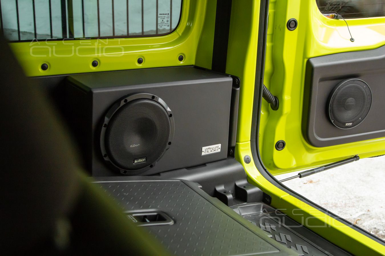 Сабвуфер Audison в маленьком Suzuki Jimny