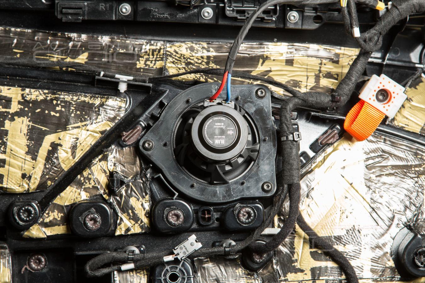 Установка акустики Blam Multix в Panamera в стиле Dali: мидбас и СЧ