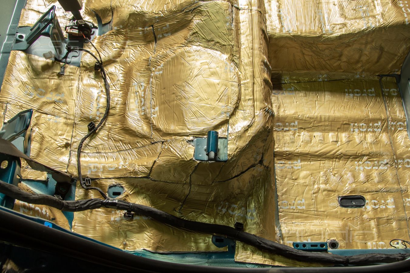 Шумоизоляция Geely Monjaro: первый слой - самый важный !