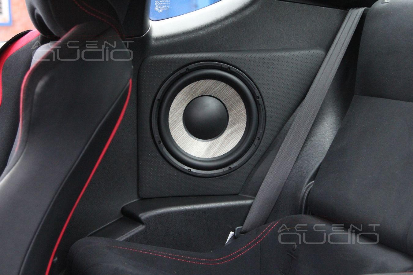Встроенный сабвуфер в Toyota GT86