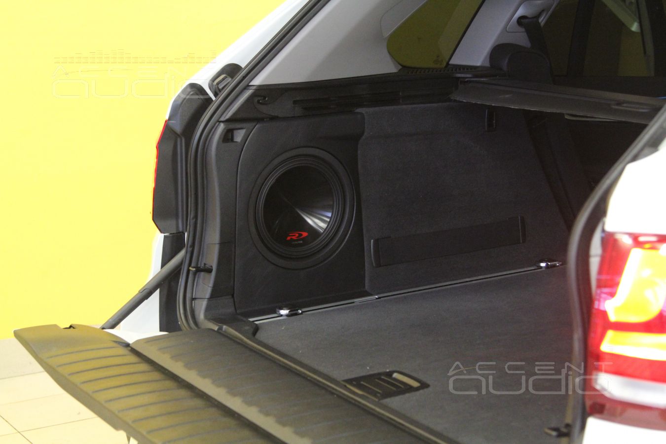 Сабвуферный усилитель в BMW X5