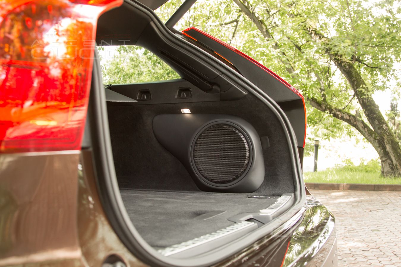 Новый, оригинальный, деревянный, стильный, компактный сабвуфер для Volvo V90 Cross Country