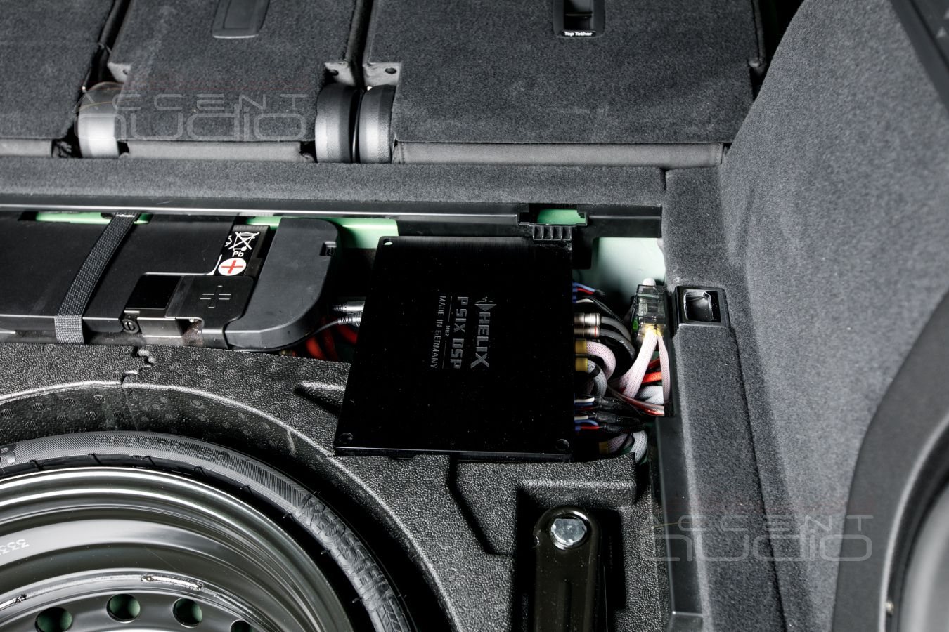 Скрытая интеграция усилителей Helix и Alpine в Audi Q5 ll