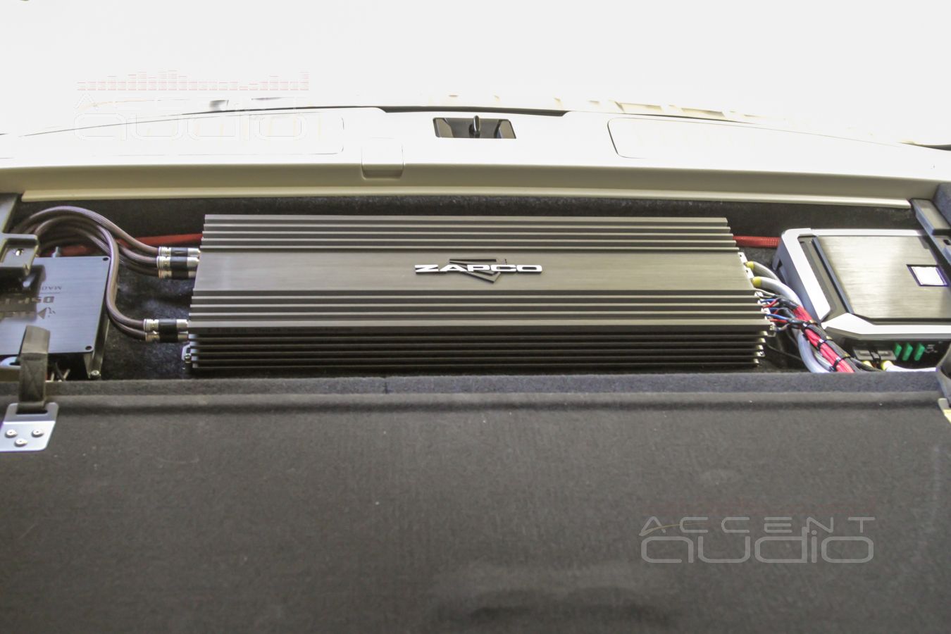 Установка усилителей и аудиопроцессора – каждый на своём месте: Zapco, Alpine и Helix