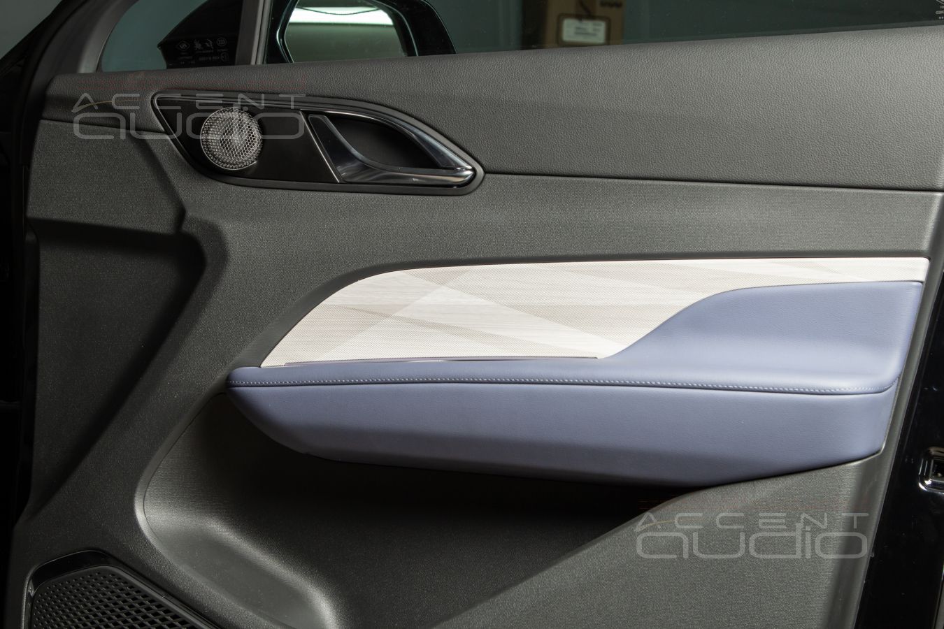 Решение: широкая полоса от Eton PRW 50 в штатных местах Hongqi HS3