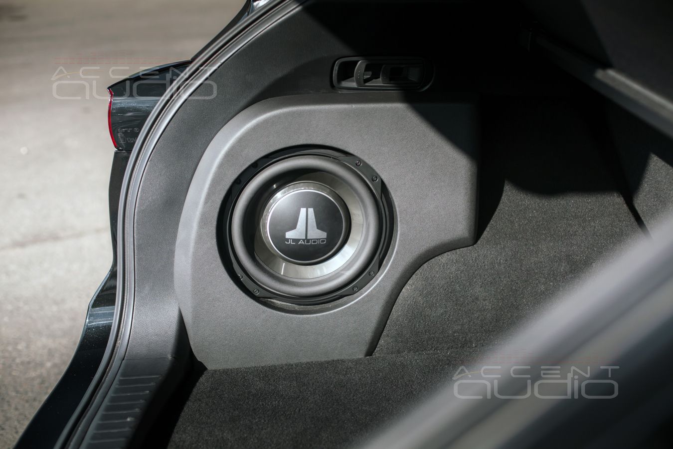 Сабвуфер-стелс с головкой JLAudio 10TW3-D4 для Mazda CX5