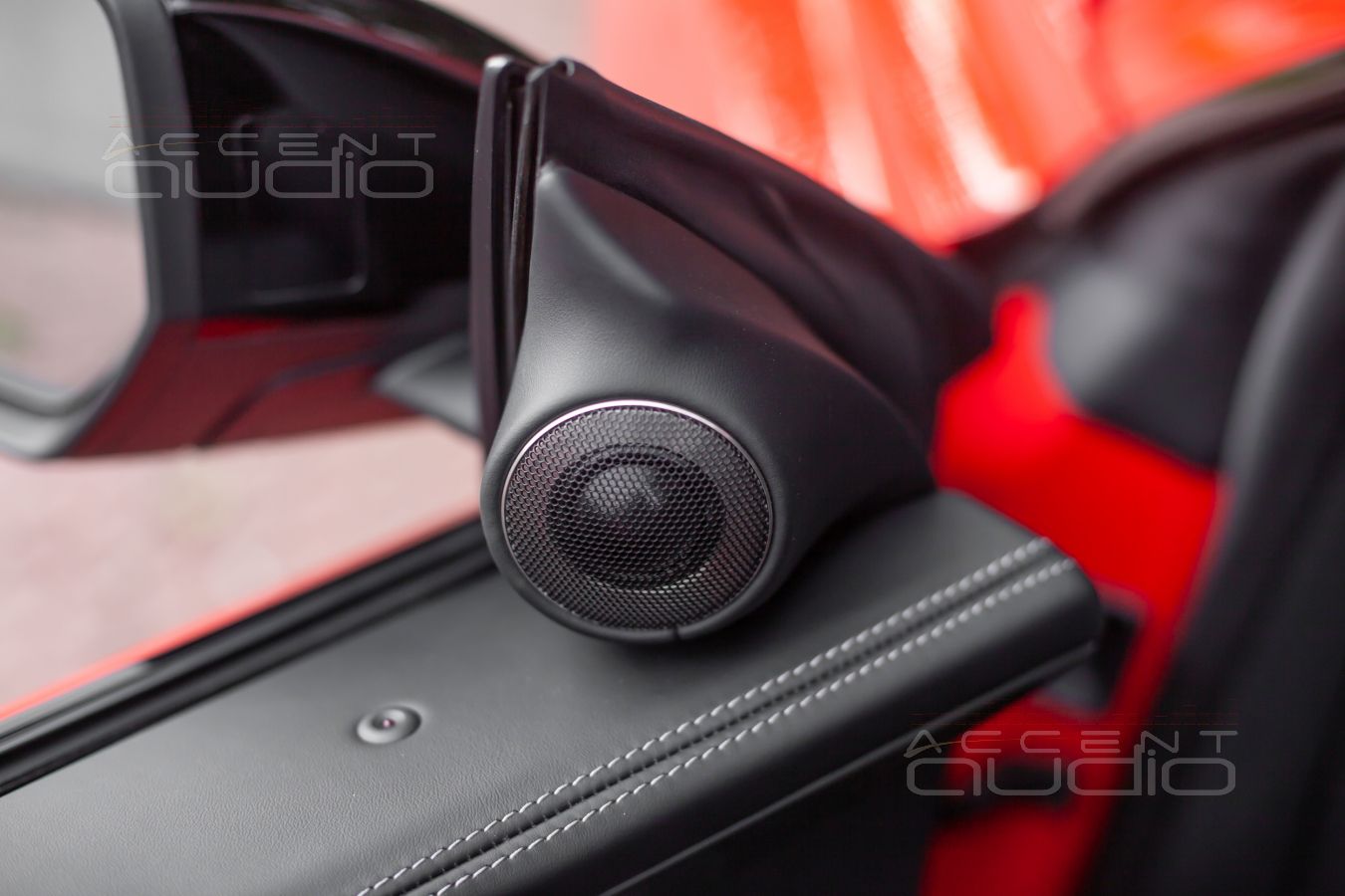 Правильное размещение высокочастотных динамиков в Audi Q8: подиумы под Brax NOX 28