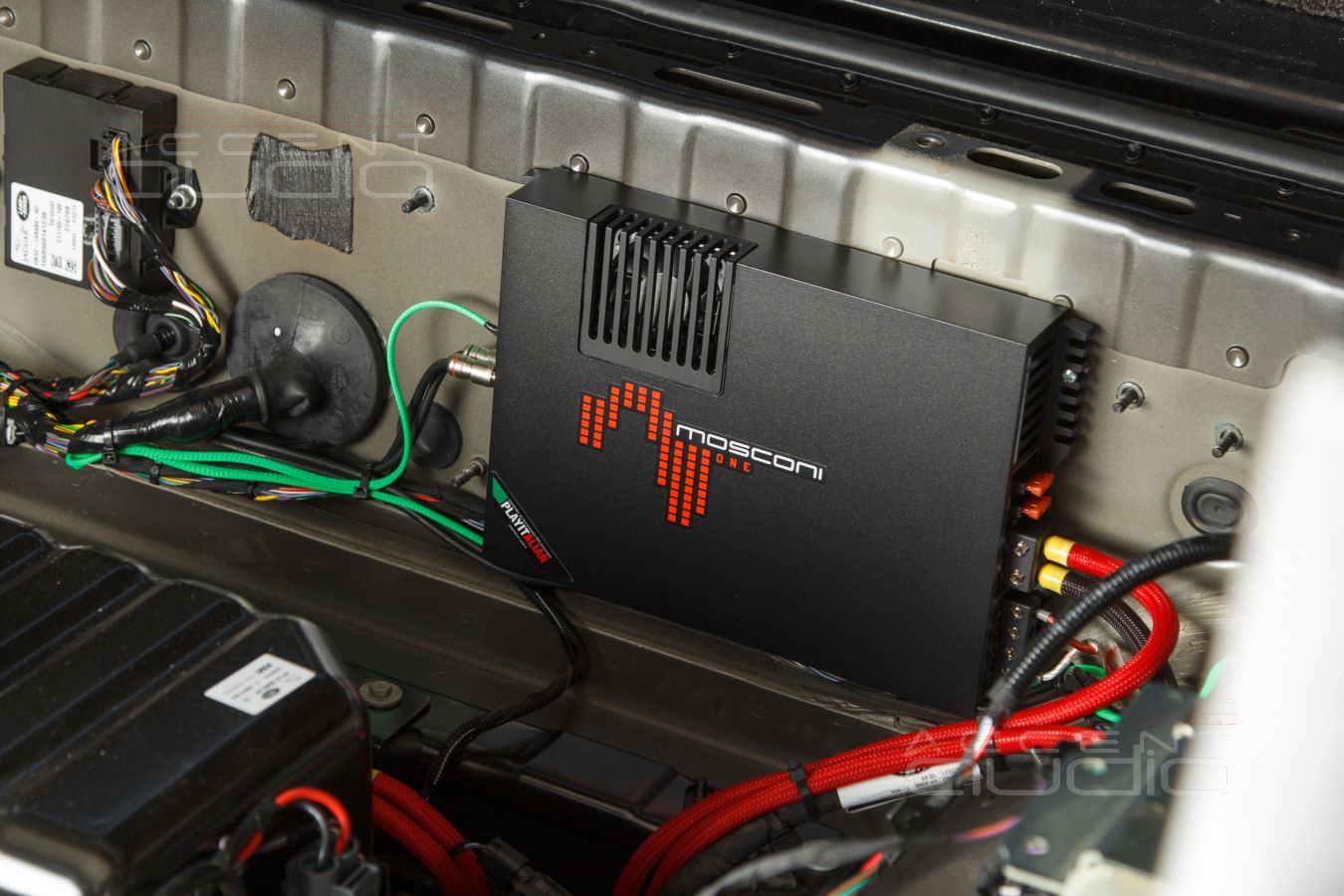 Сабвуферный усилитель Mosconi ONE 250.2 в RangeRover
