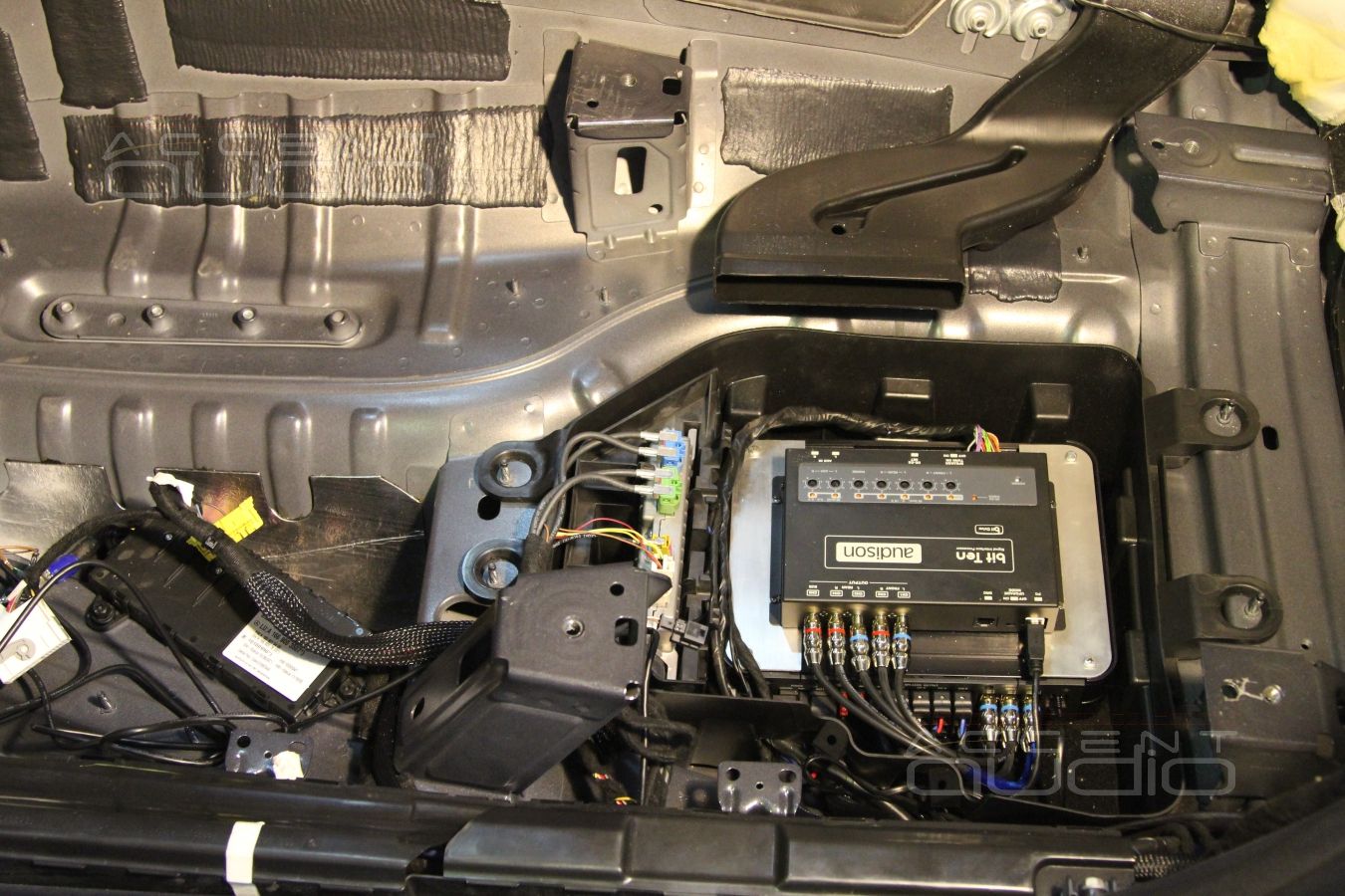 Установка аудиопроцессора Audison и усилителя в Mercedes-Benz ML