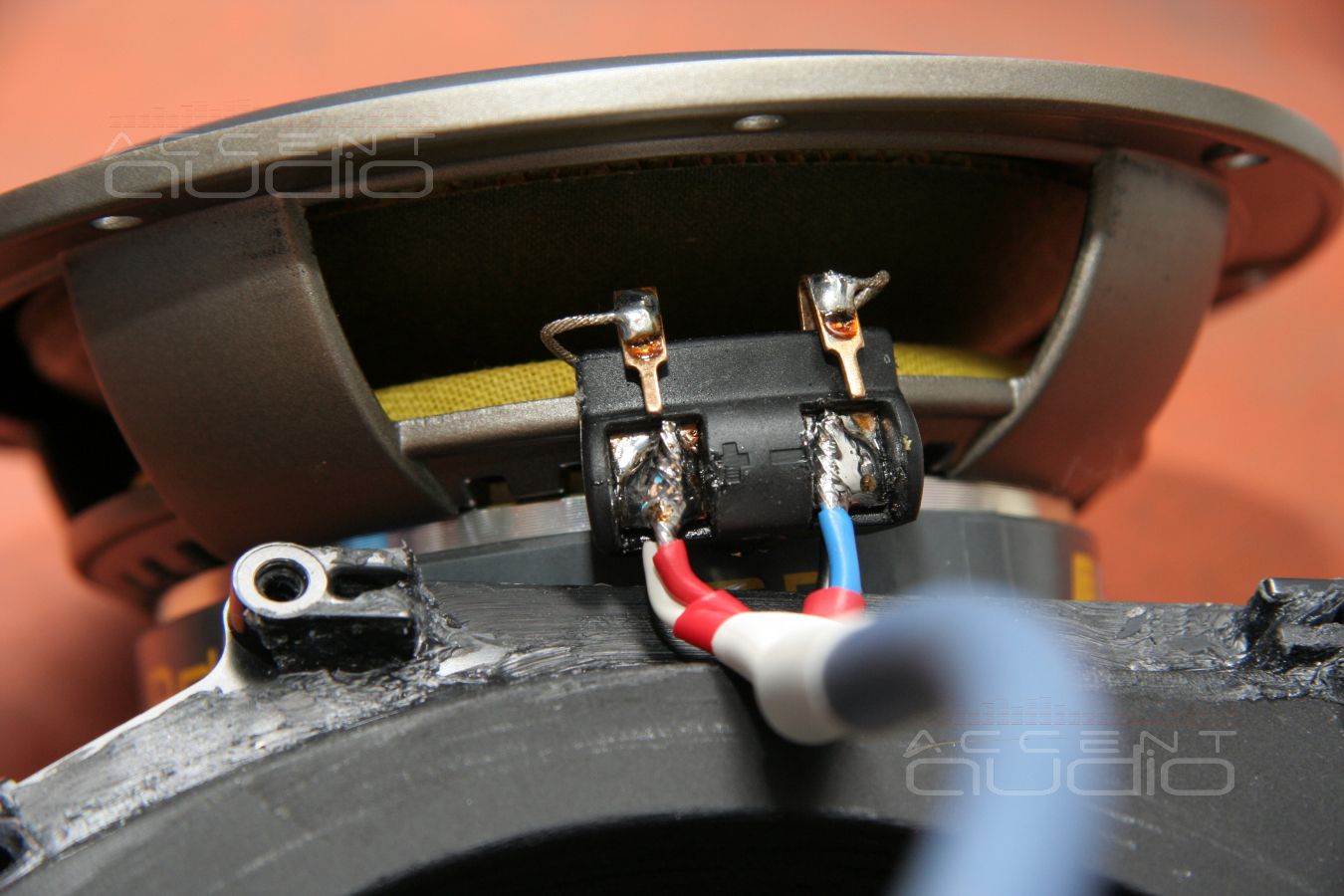 Ненапольные мидбасы Eton в штатных местах BMW X1