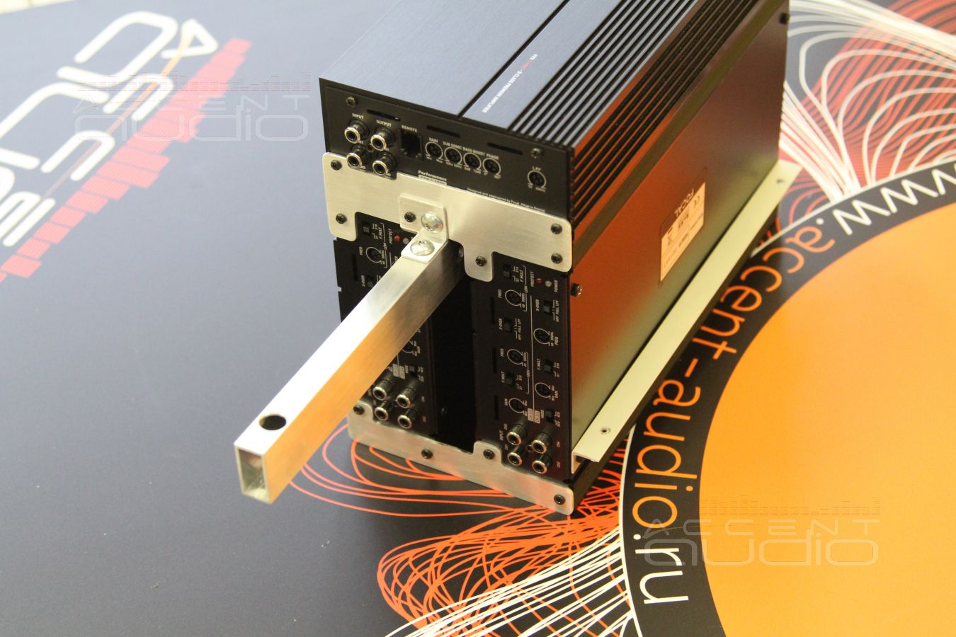 Оригинальная скрытая установка трех усилителей в Porsche Macan