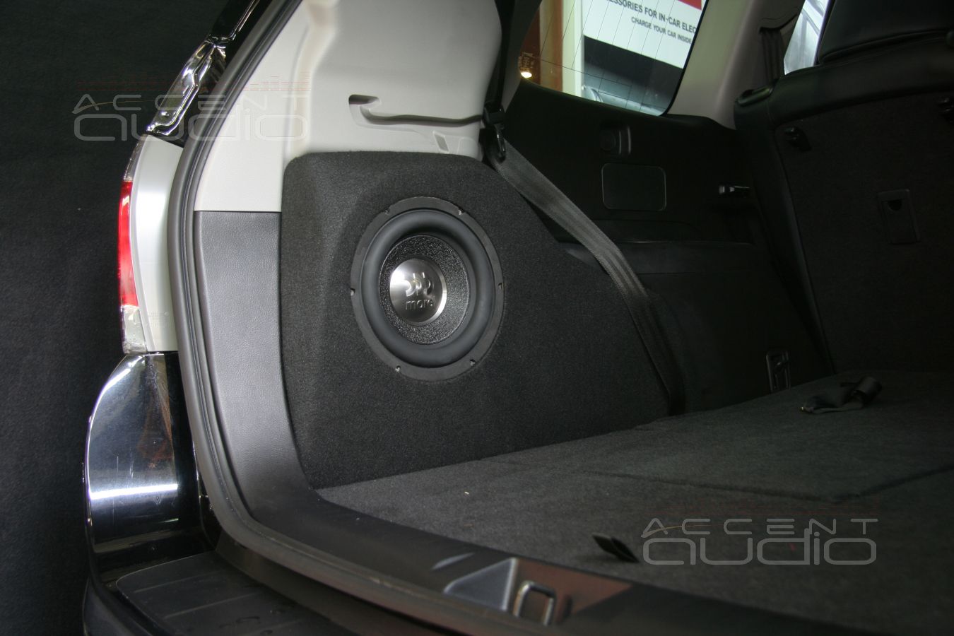 Встроенный сабвуфер в Toyota Highlander