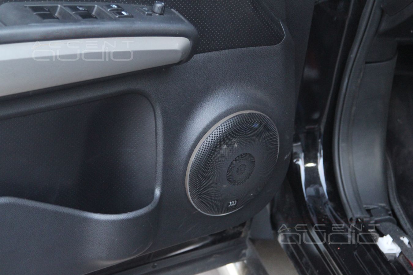 Установка акустики в Nissan X-Trail