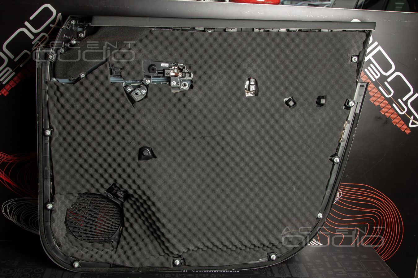 Шумоизоляция Geely Monjaro: аудиоподготовка дверей