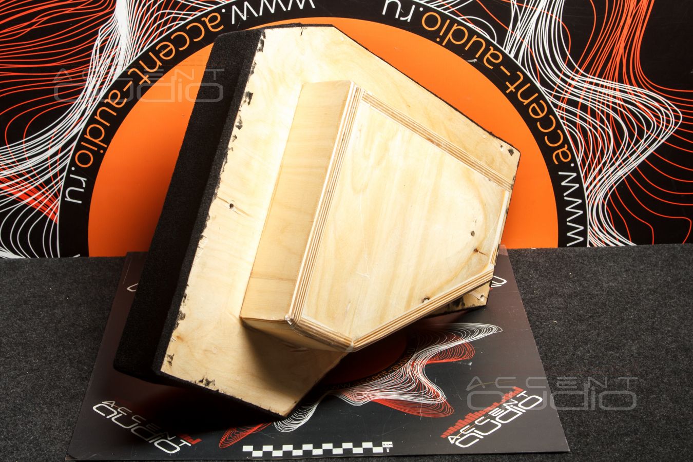 Полная интеграция = штатное решение: сабвуфер-стелс в Kia Carnival