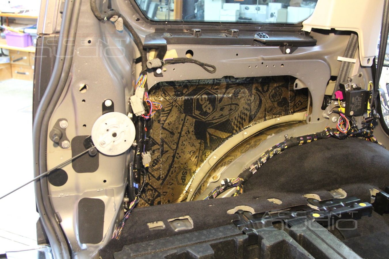 Встройка сабвуфера в крыло Range Rover Discovery