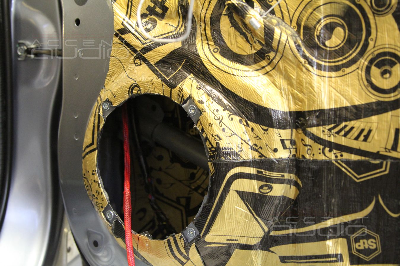 Аудиоподготовка дверей Mitsubishi Pajero Sport