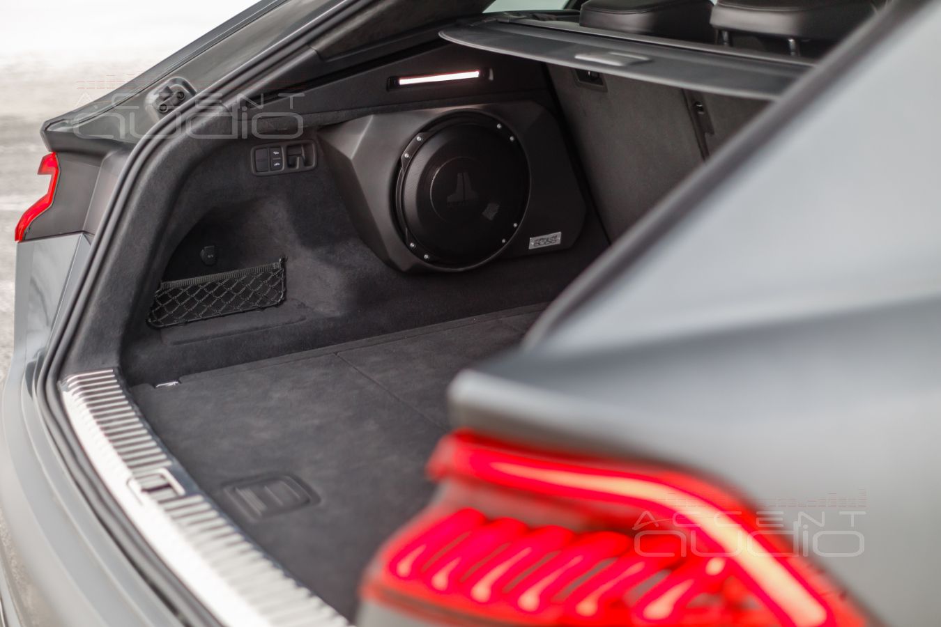 Новое решение: настоящий сабвуфер-стелс для Audi Q8