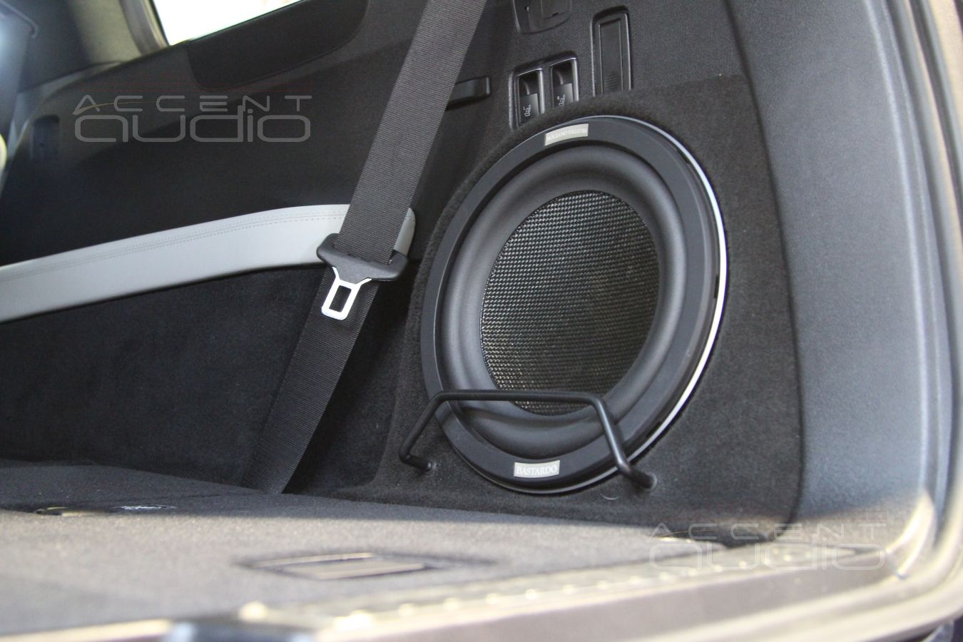 Update: установка сабвуфера в ПРАВОЕ крыло Mercedes GL