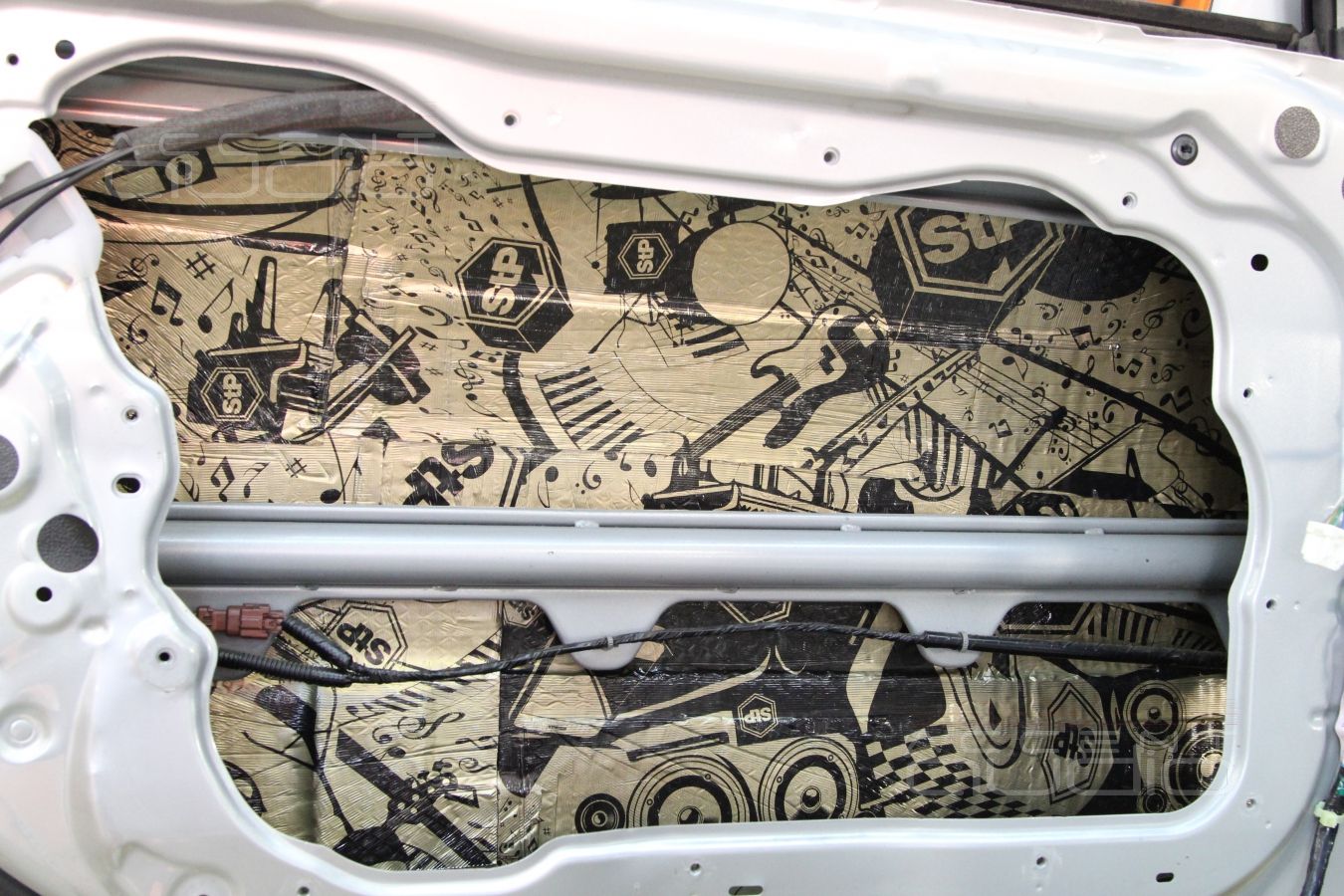 Установка акустики Focal Performance в Nissan 350Z