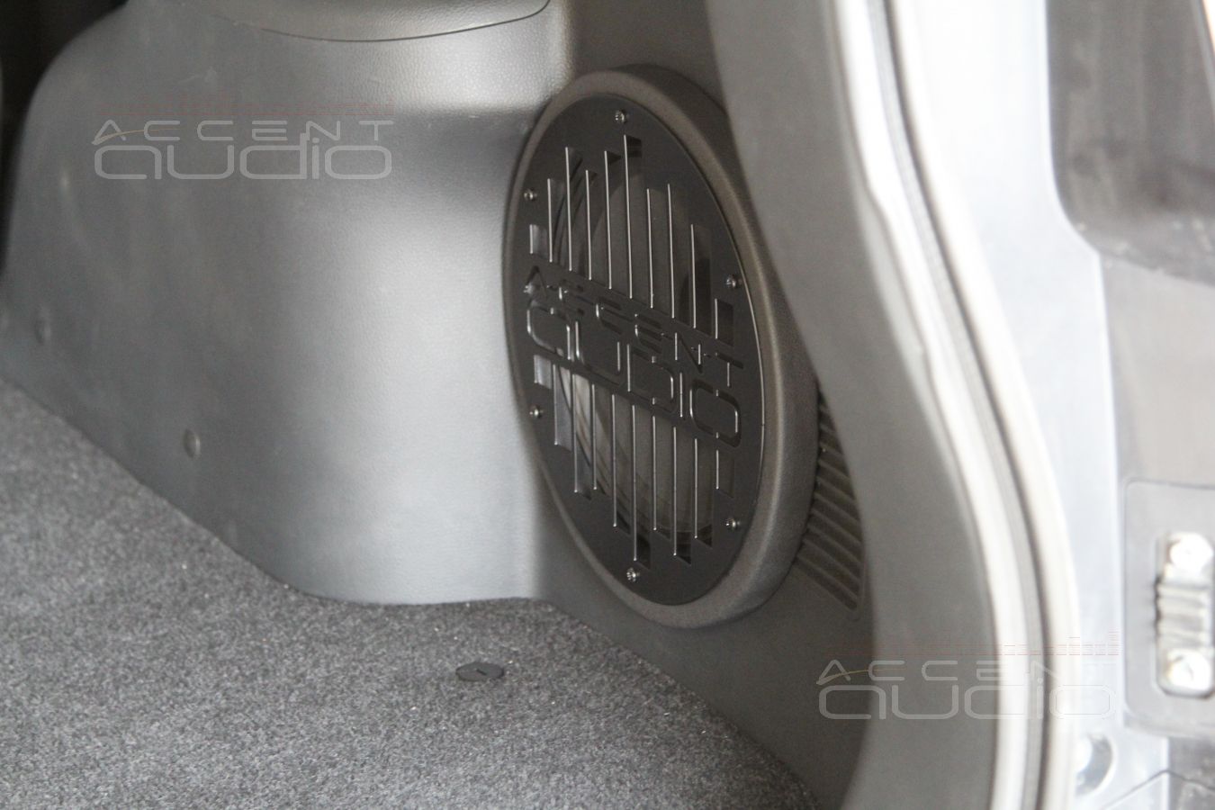 Встроенный сабвуфер-стелс Audison Voce AV10 в Pagero Sport