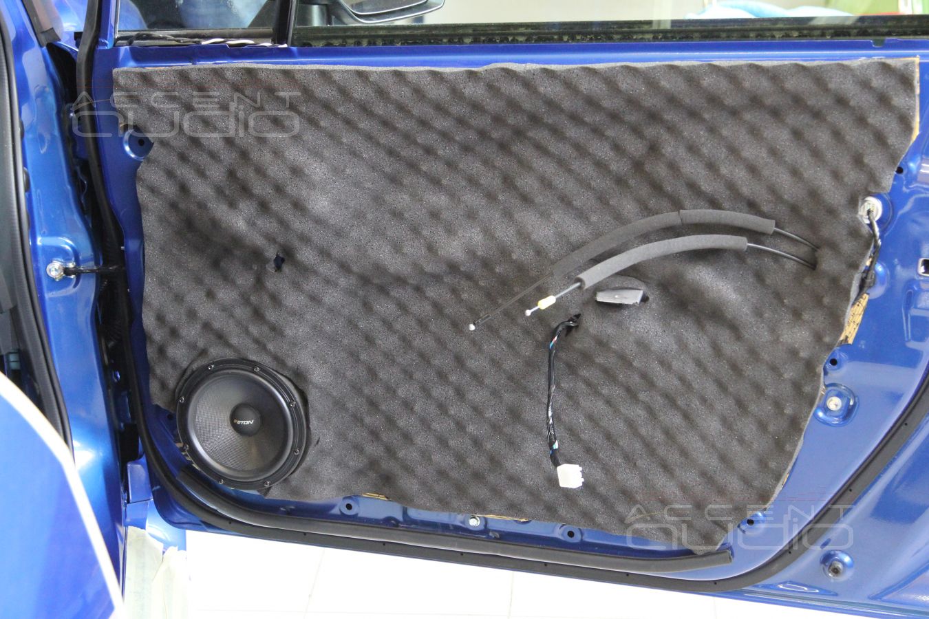 Великолепный Eton RSR в обыкновенных дверях Subaru