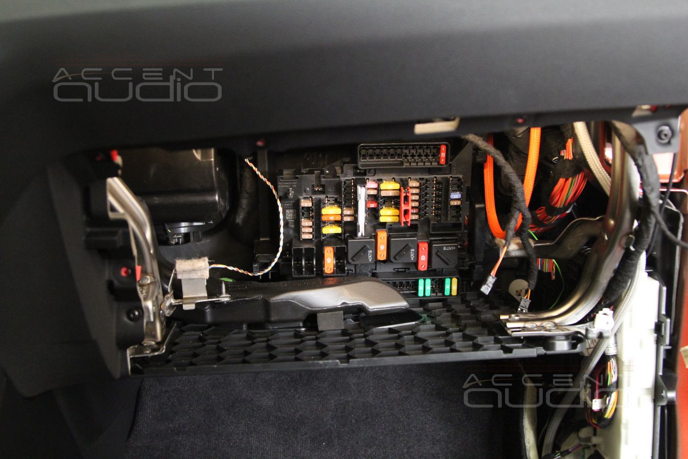 Установка процессорного усилителя BLAM RA-704 DSP PRO в BMW