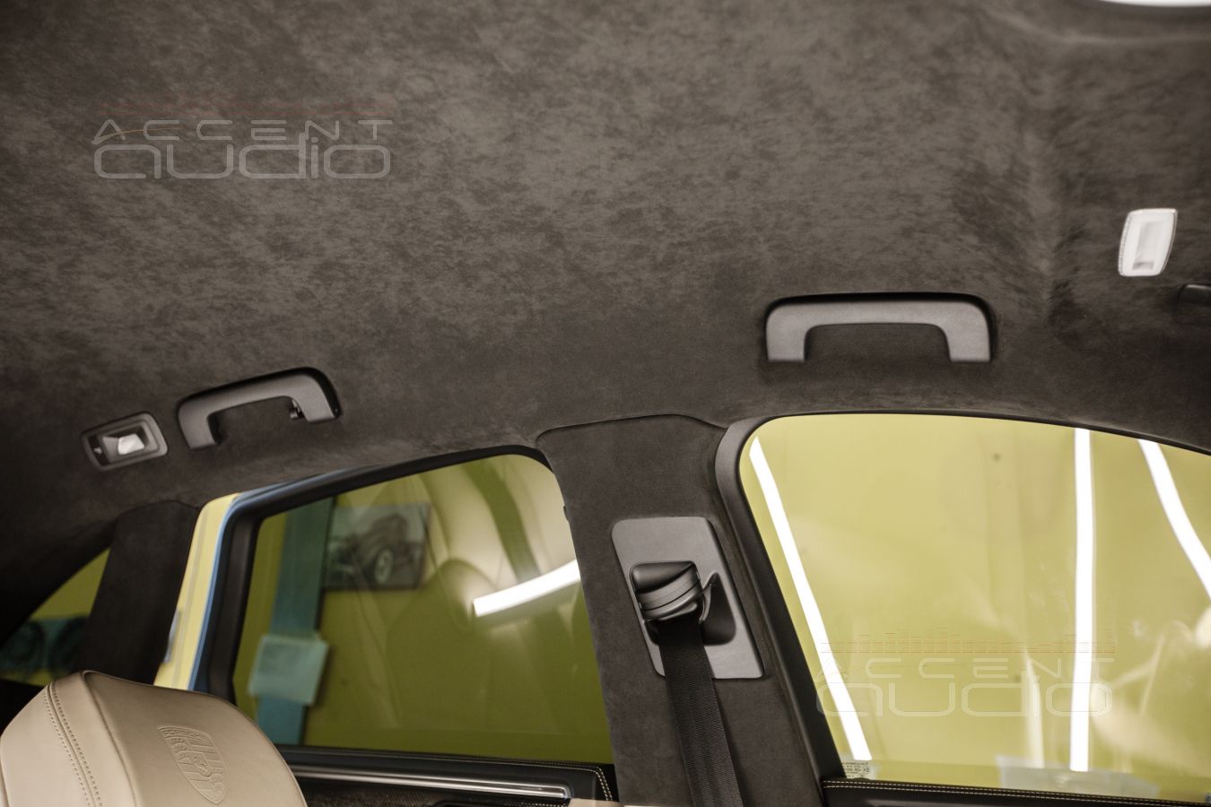 Перетяжка потолка Porsche Macan в Alcantara 9052 – богатый и фирменный стиль