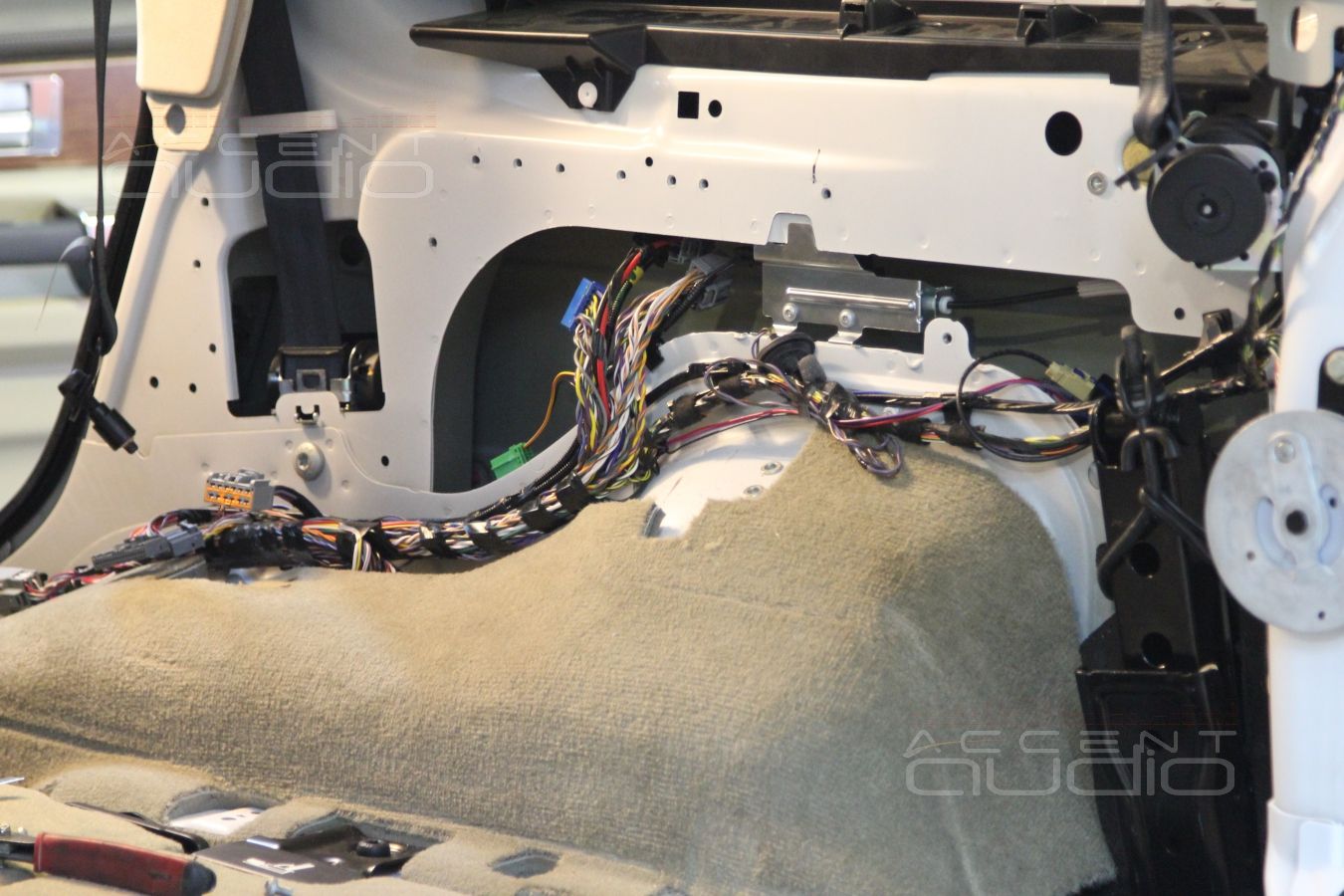 Установка усилителей E.O.S в Range Rover Discovery