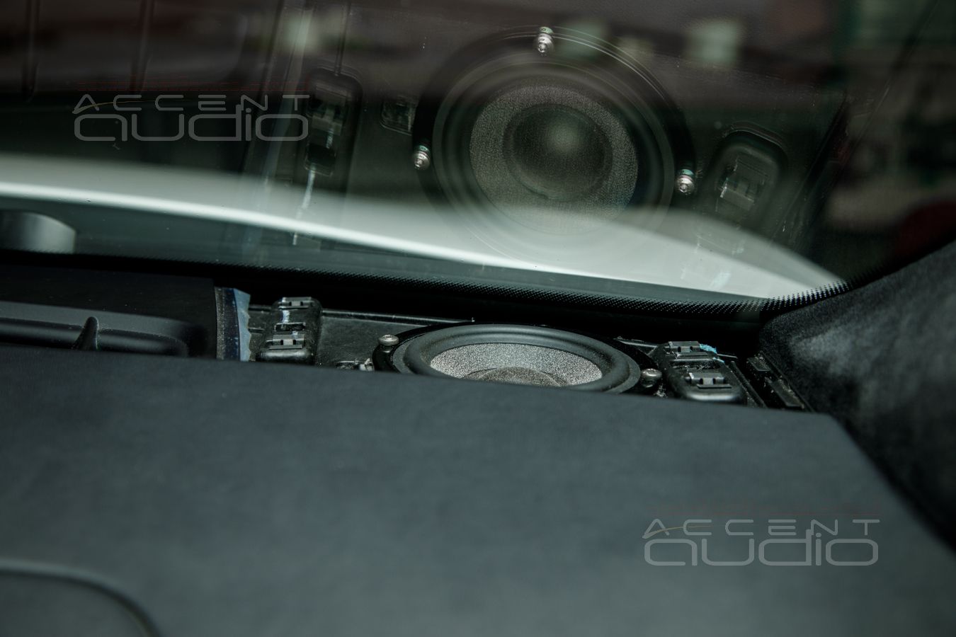 Сложное решение важной задачи: установка среднечастотных динамиков Brax в Porsche Cayenne