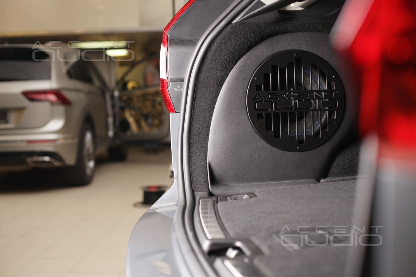 Настоящий сабвуфер-стелс специально для Volvo XC60 2019