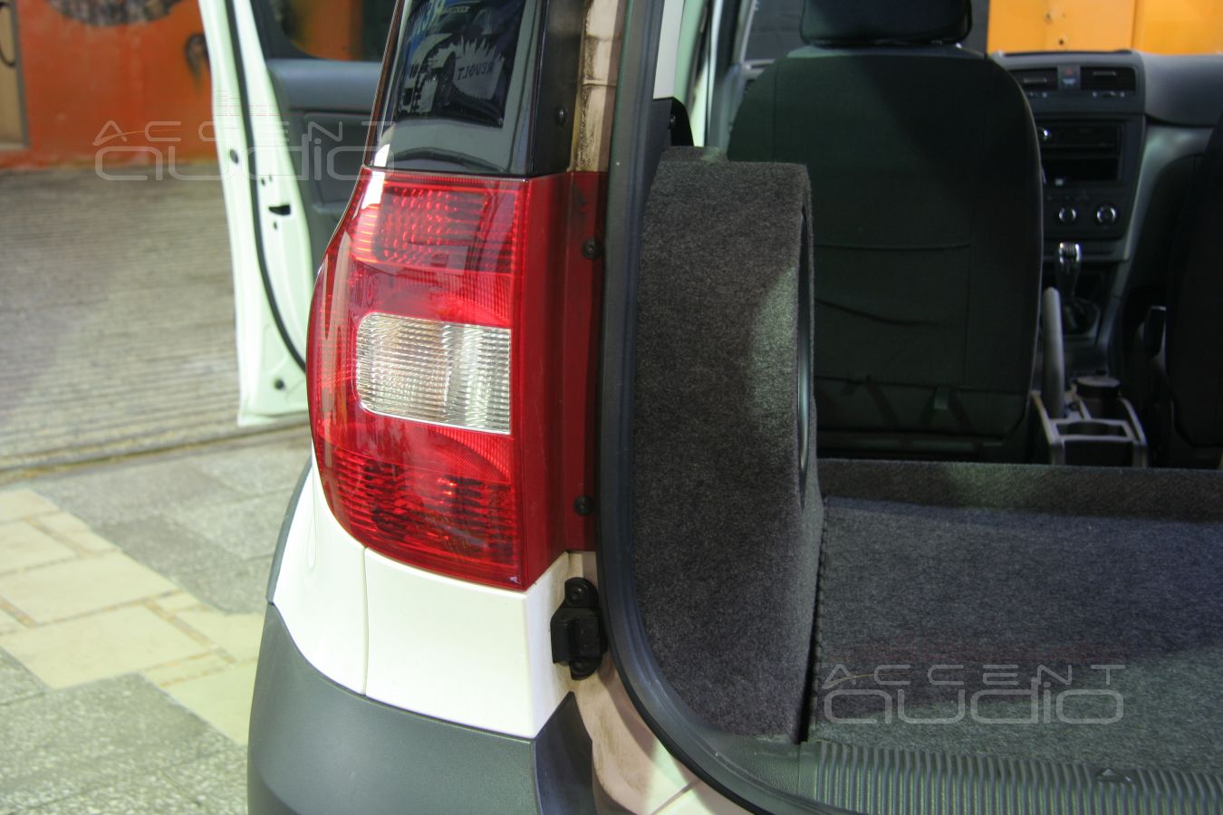 Изготовление и установка сабвуфера стелс в Skoda Yeti