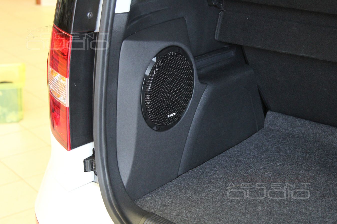 Сабвуфер-стелс для Skoda Yeti