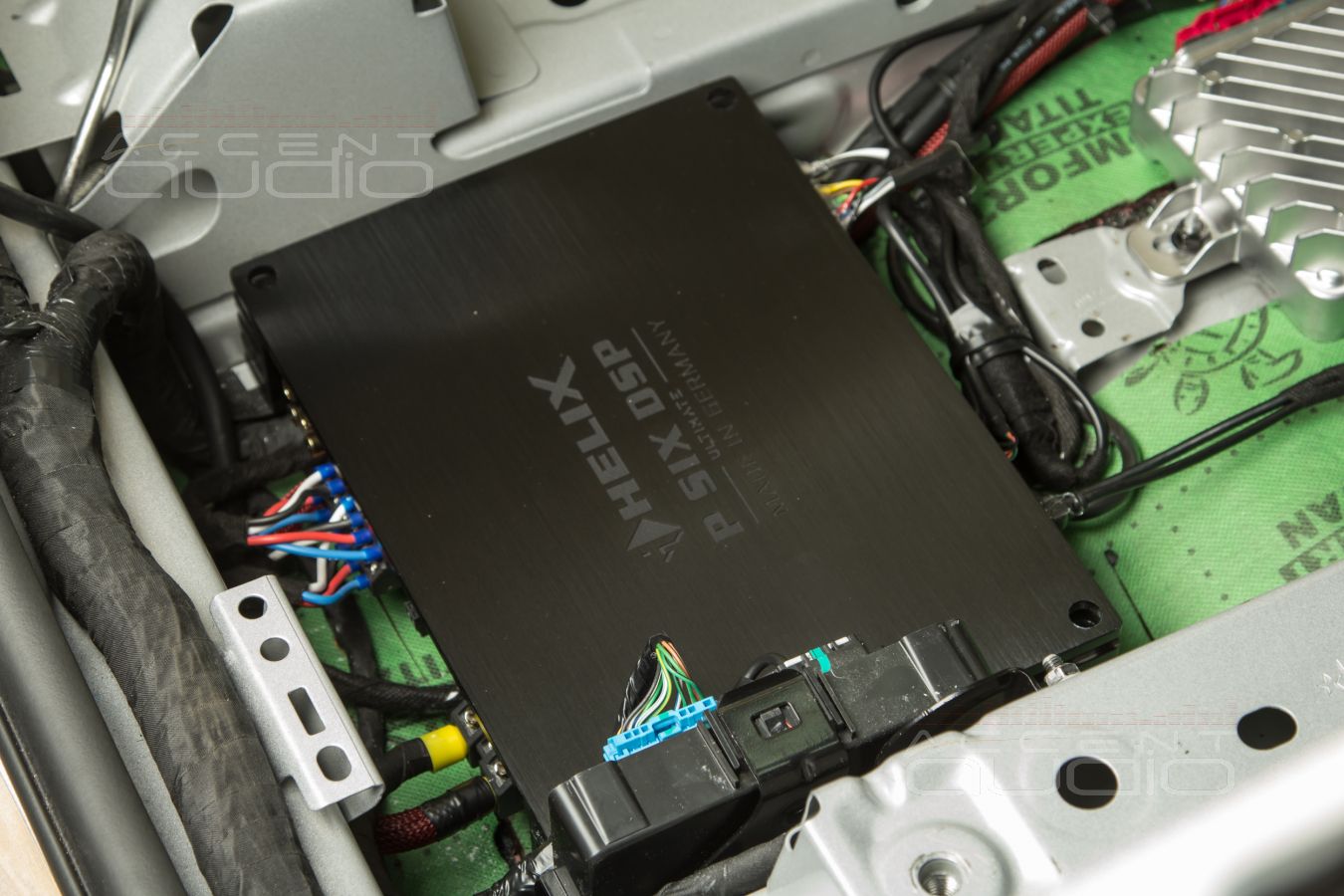 Установка процессорного усилителя Helix, который тянет на себе всю систему