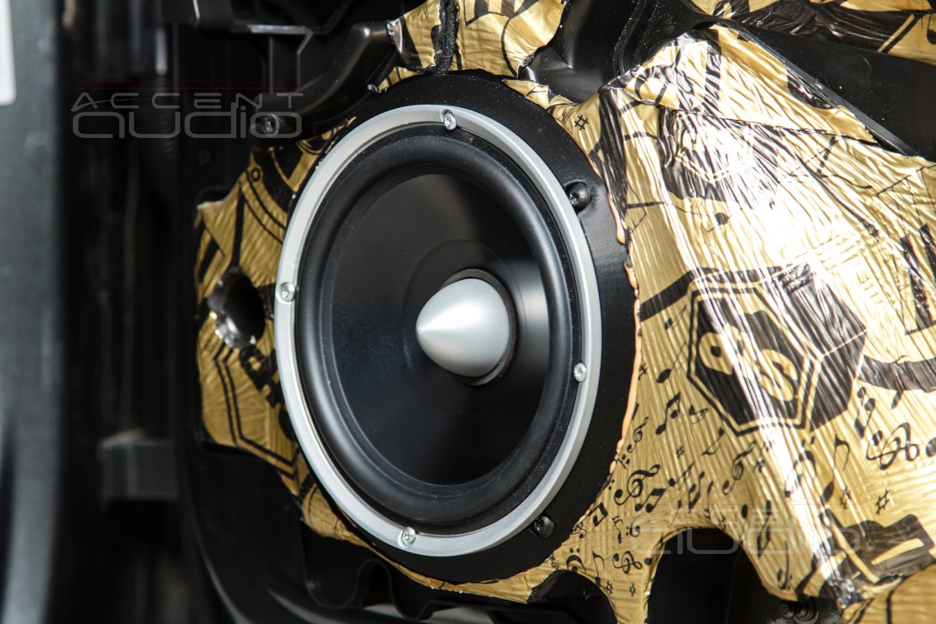 Аудиоподготовка дверей и установка мидбасов Dego Master 2000 в дверные ящики Audi Q8