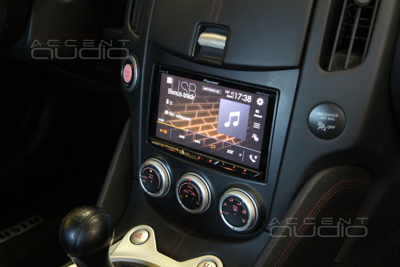 Установка магнитолы Pioneer AVH-Z5000B в Nissan 370Z